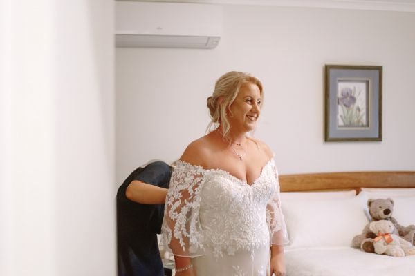 Andrea and Matt's wedding day in Hobart, frame 037