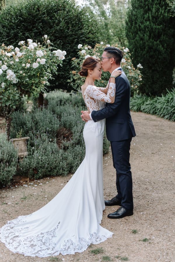 The couple's wedding day in Blue Mountains, frame 060