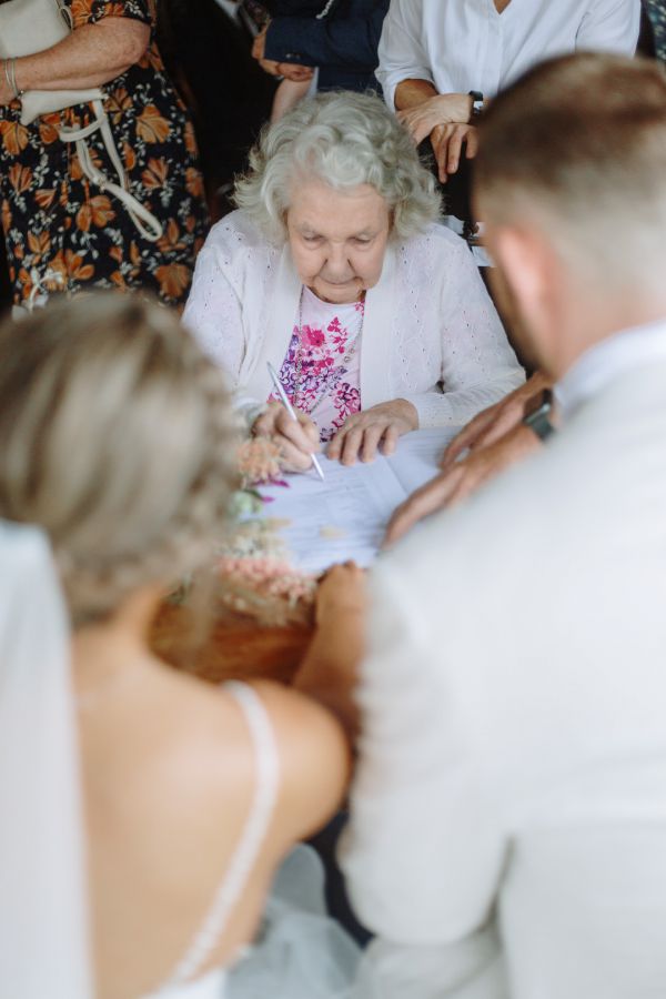 Adele and James' wedding day in Gledswood Hills, frame 037