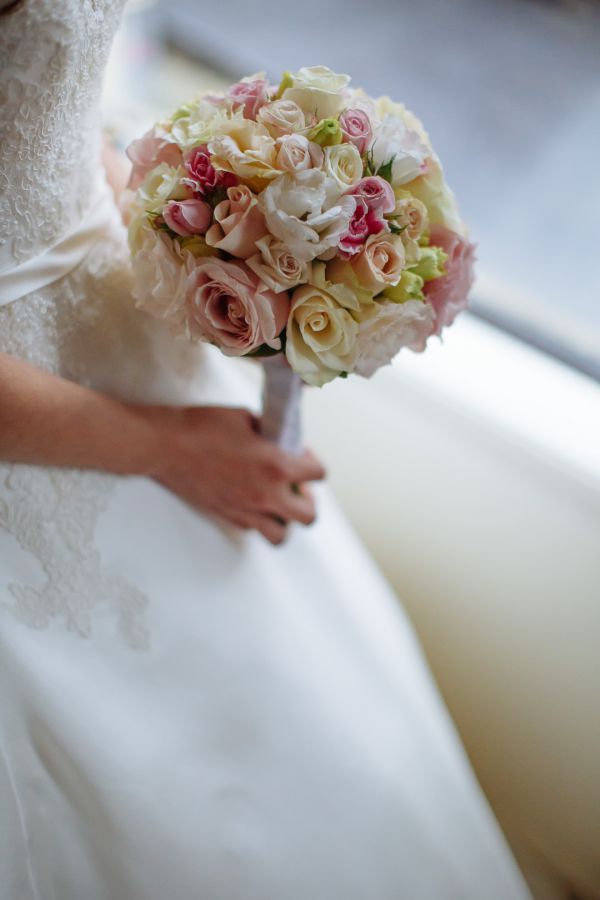 The couple's wedding day in Carlton, frame 028