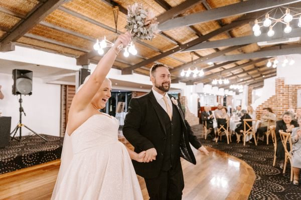 Kym and Greg's wedding day in Warrandyte, frame 082