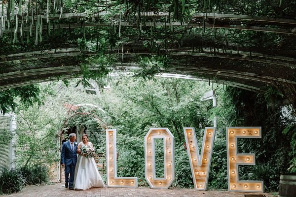 Danielle and Joe's wedding day in Warrandyte, frame 028