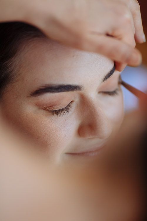 Close-up of the bride's eye makeup being completed