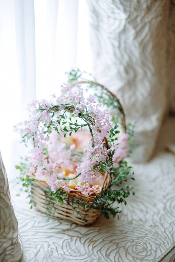 A flower-decorated wicker petal basket rests on the patterned window seat at Riverstone Estate.